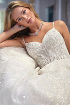 Magnifique robe de mariée trapèze sans manches à col en V ornée d'appliqués de dentelle