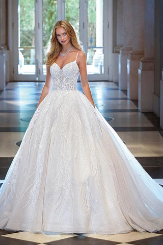 Impresionante vestido de novia de corte A, sin mangas, con escote en V, apliques y encaje.