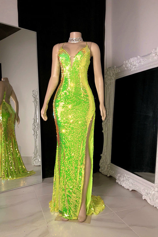 Impresionante vestido de sirena para baile de graduación con escote en V, tirantes finos y abertura frontal