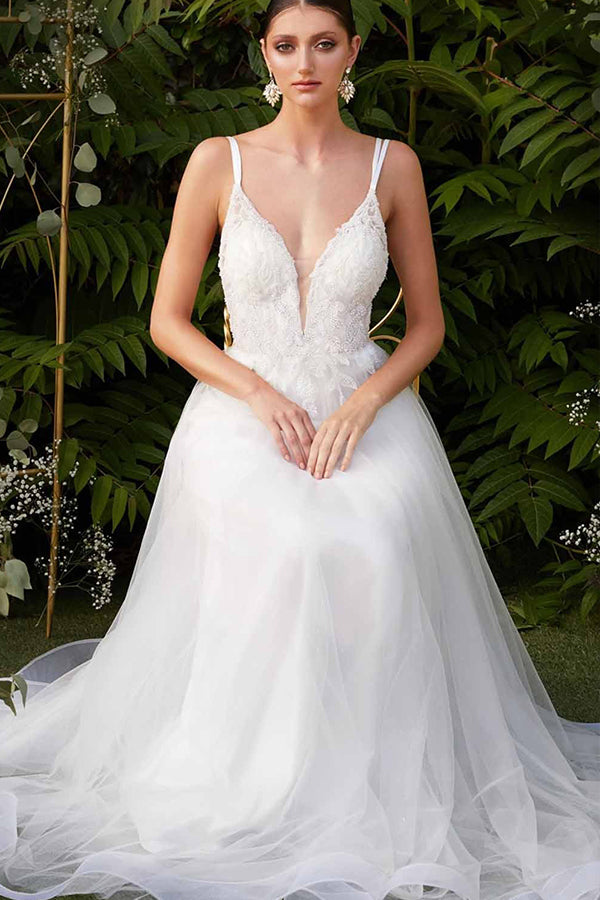 Impresionante vestido de novia de diseñador con doble escote en V y tul.