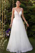 Impresionante vestido de novia de diseñador con doble escote en V y tul.