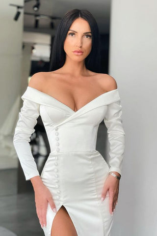 Impresionante vestido de noche blanco estilo sirena, con hombros descubiertos, abertura y mangas largas.