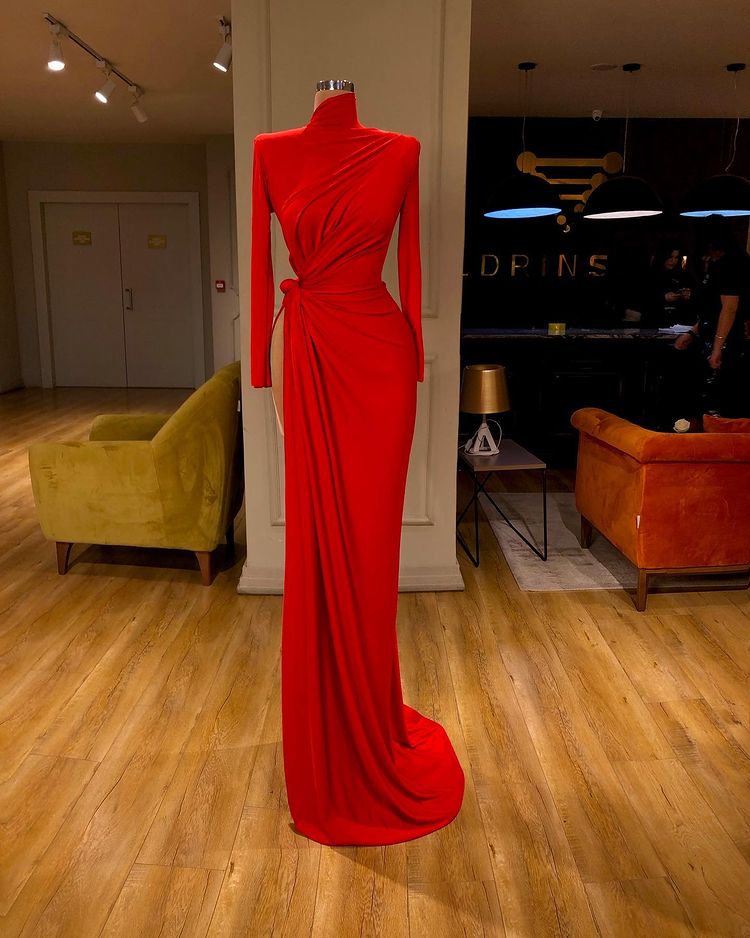 Magnifique robe de bal rouge à manches longues, fendue et col montant.