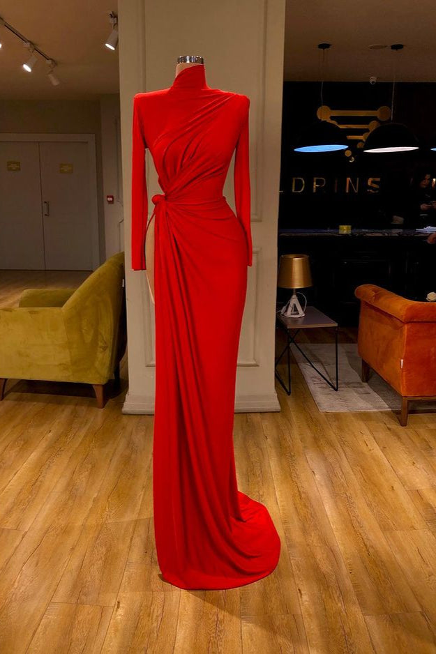 Magnifique robe de bal rouge à manches longues, fendue et col montant.