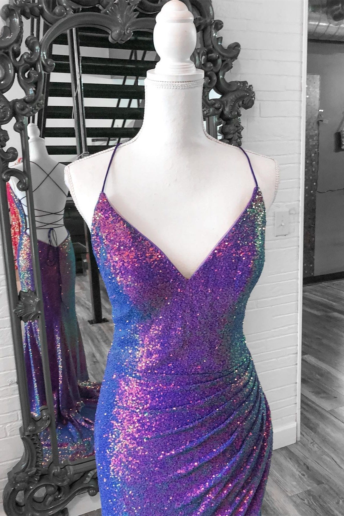 Anara | Vestido largo de sirena con escote en V, cordones, lentejuelas iridiscentes moradas y abertura