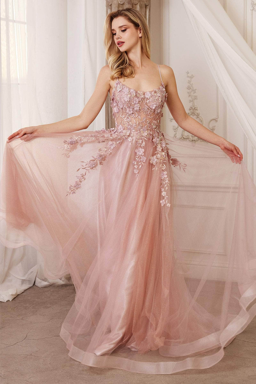 Vestido de graduación con escote redondo y apliques florales