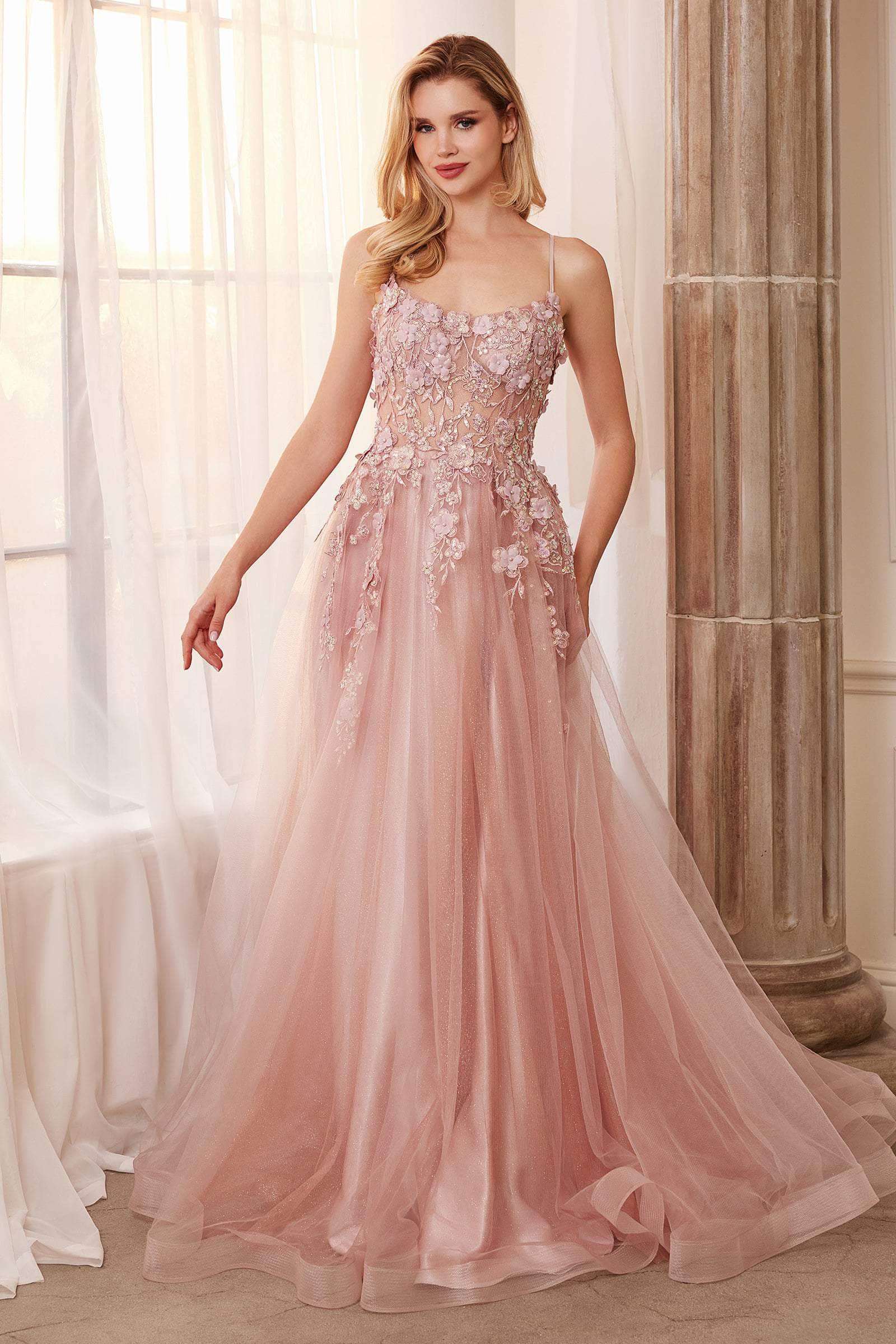 Vestido de graduación con escote redondo y apliques florales