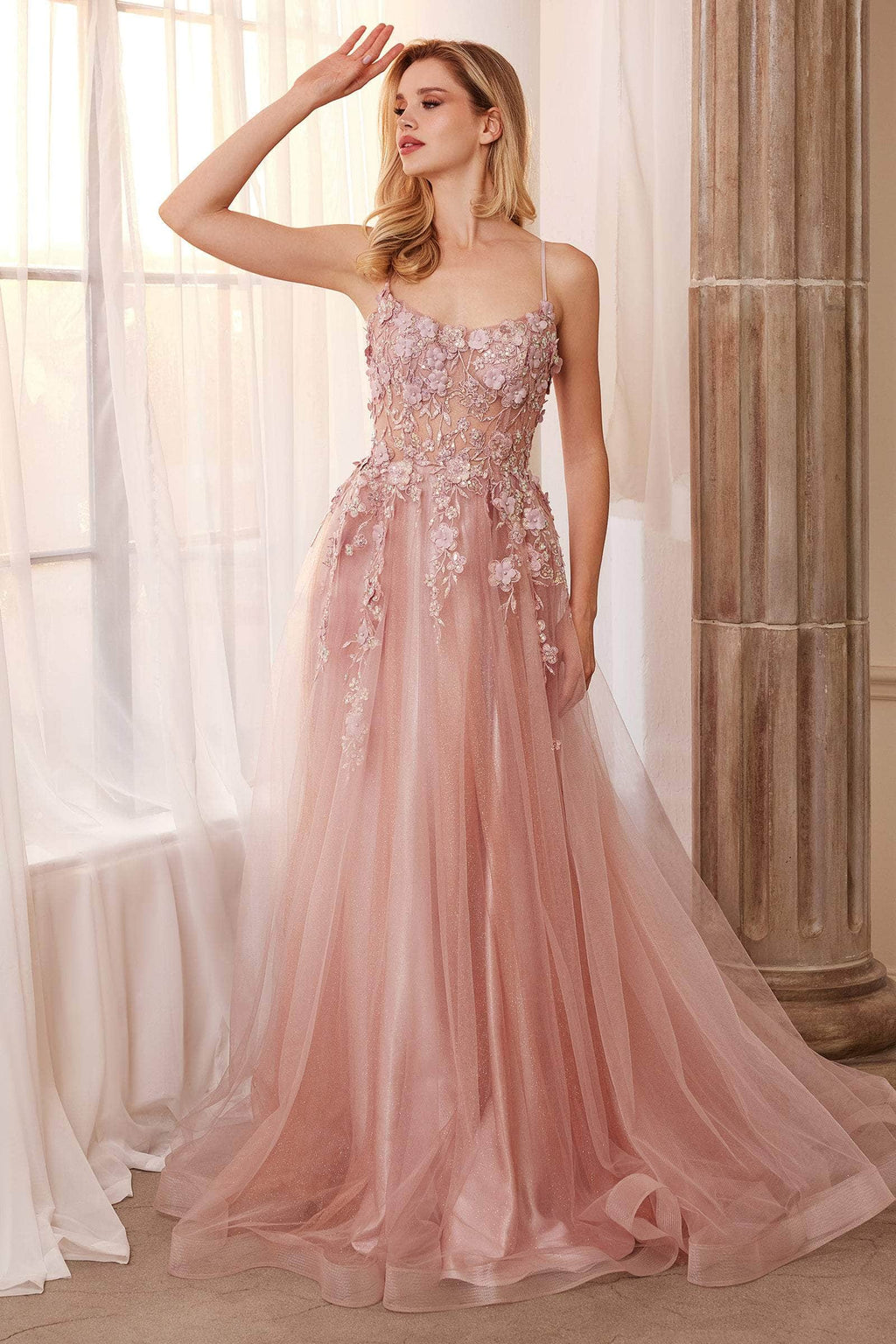 Vestido de graduación con escote redondo y apliques florales