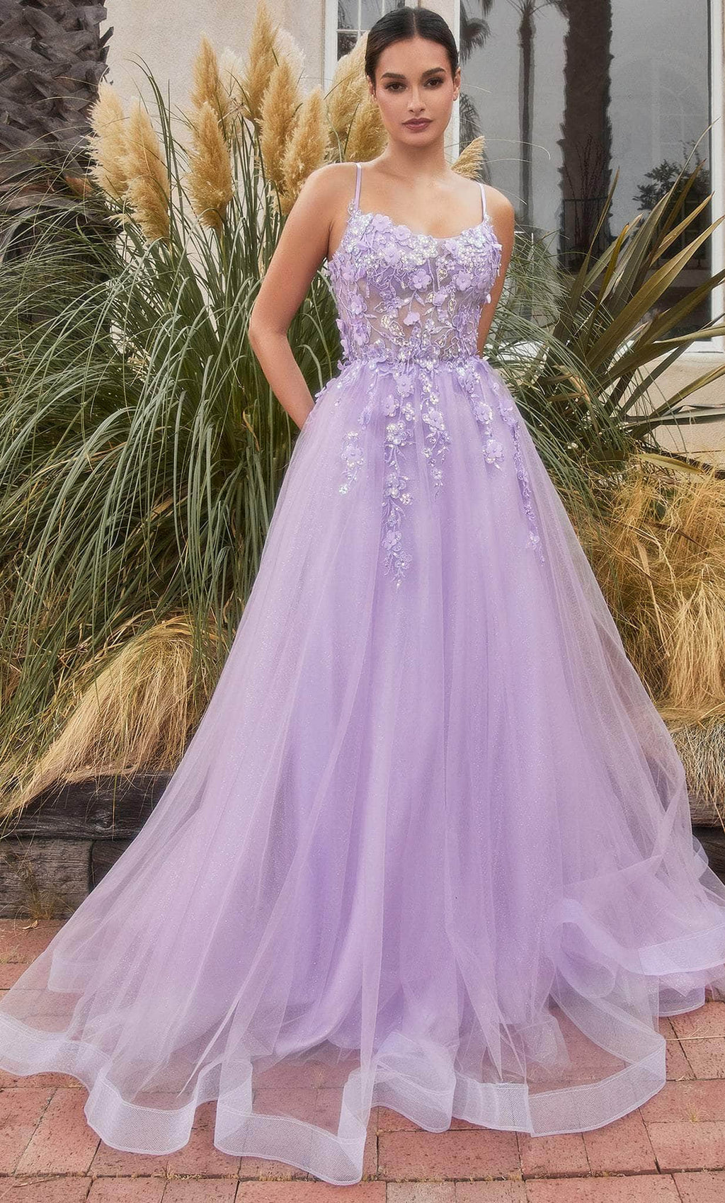 Vestido de graduación con escote redondo y apliques florales