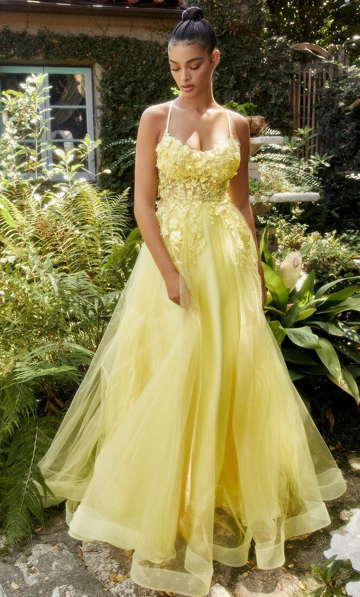 Vestido de graduación con escote redondo y apliques florales