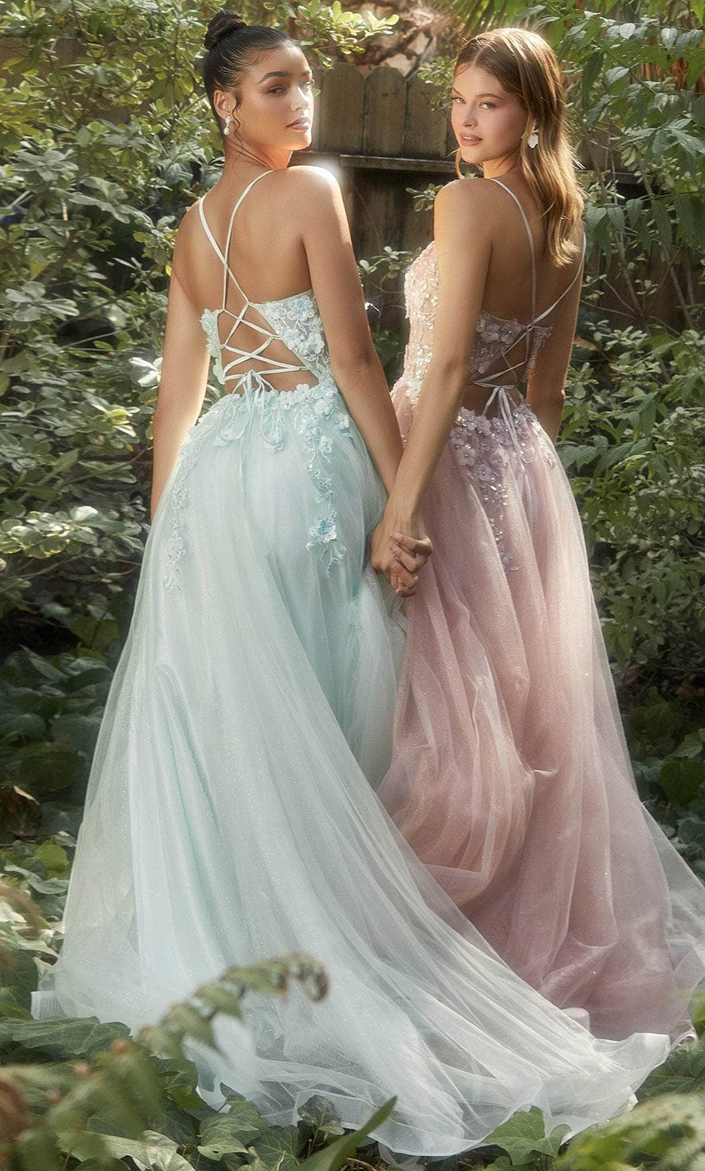 Vestido de graduación con escote redondo y apliques florales
