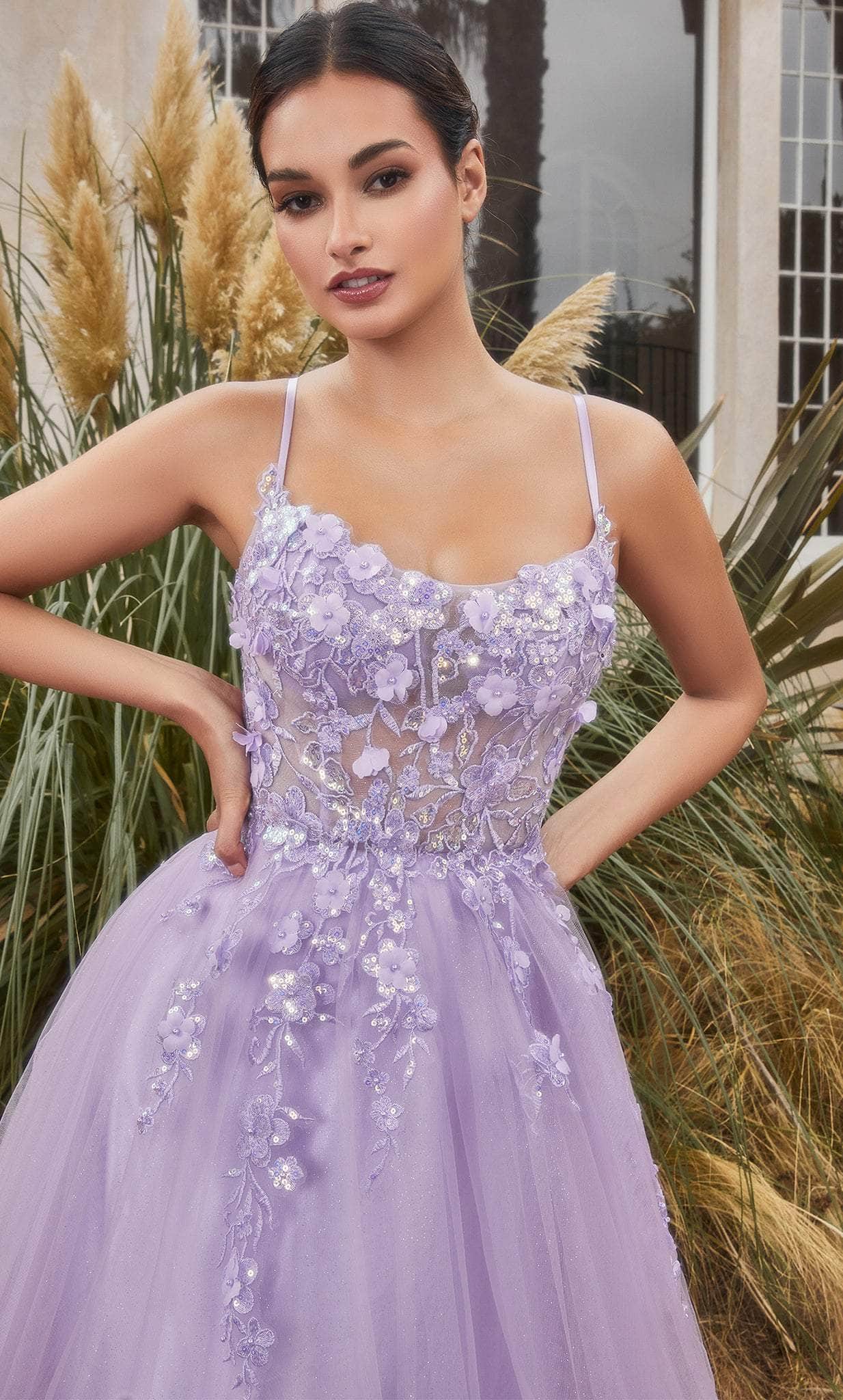 Vestido de graduación con escote redondo y apliques florales