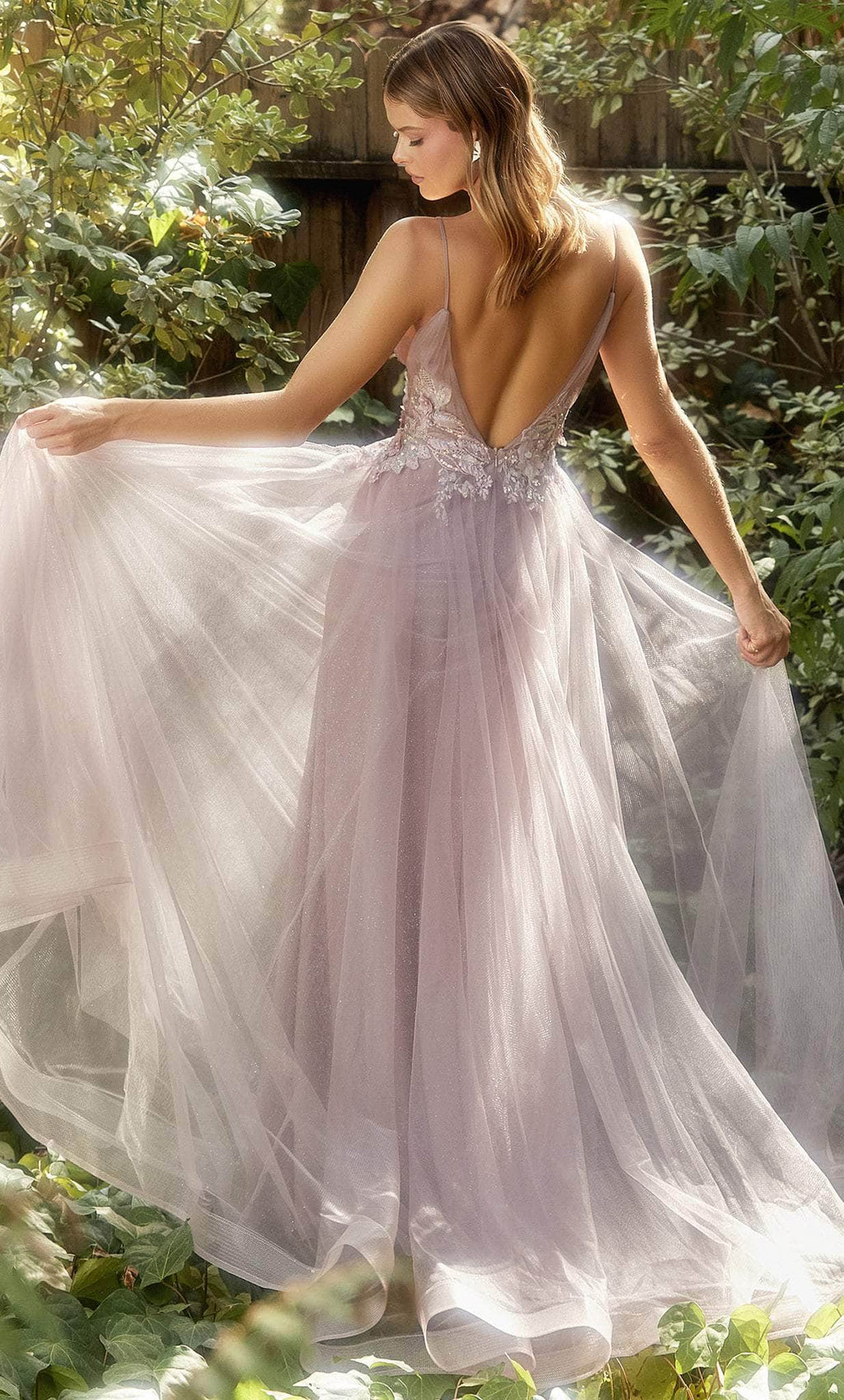 Robe de bal trapèze à sequins et applications