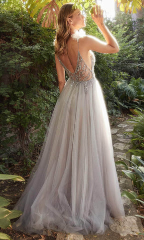 Vestido sin mangas adornado con pedrería