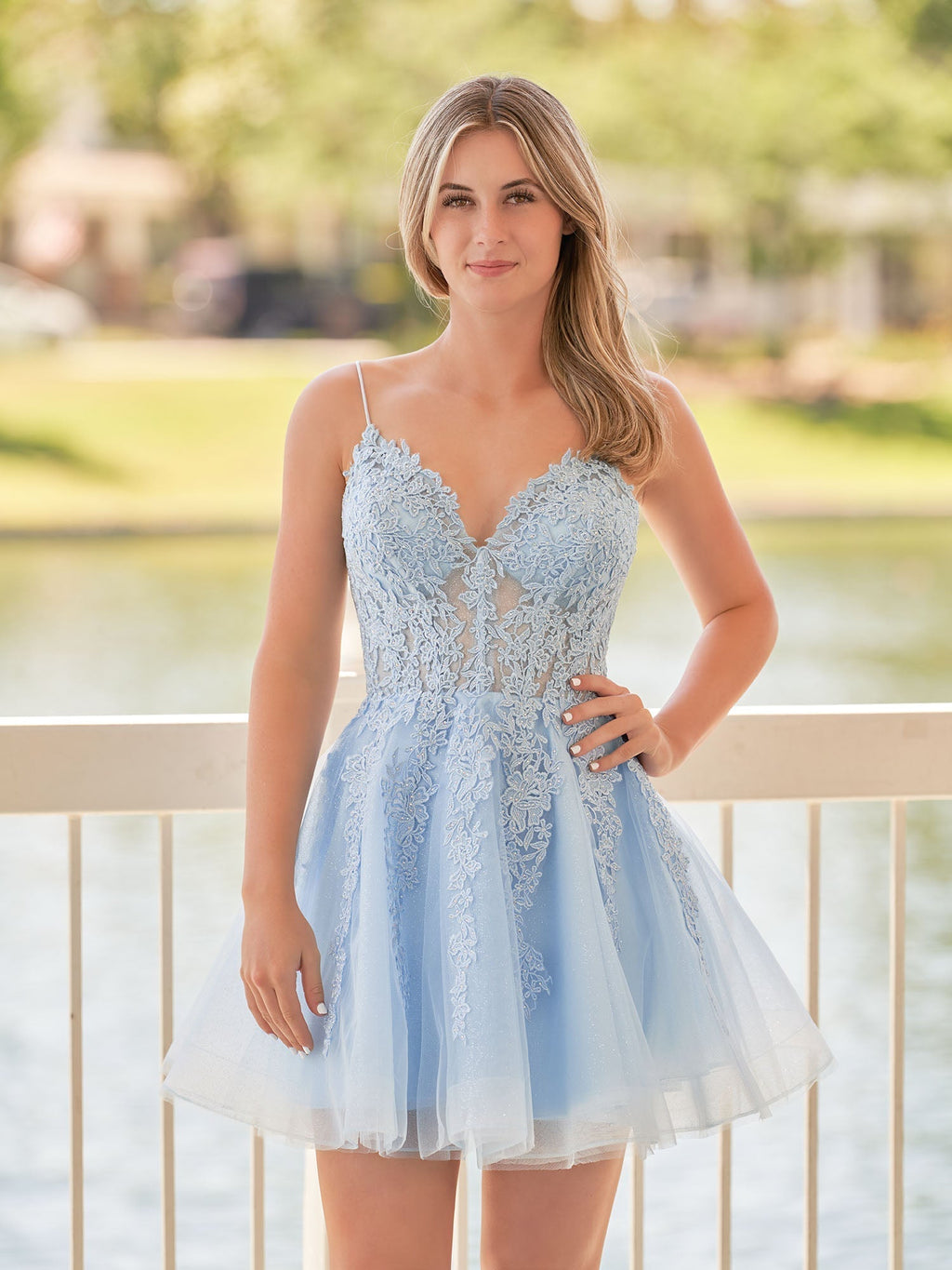 Vestido de fiesta de bienvenida de corte A con tirantes finos, encaje azul celeste y apliques