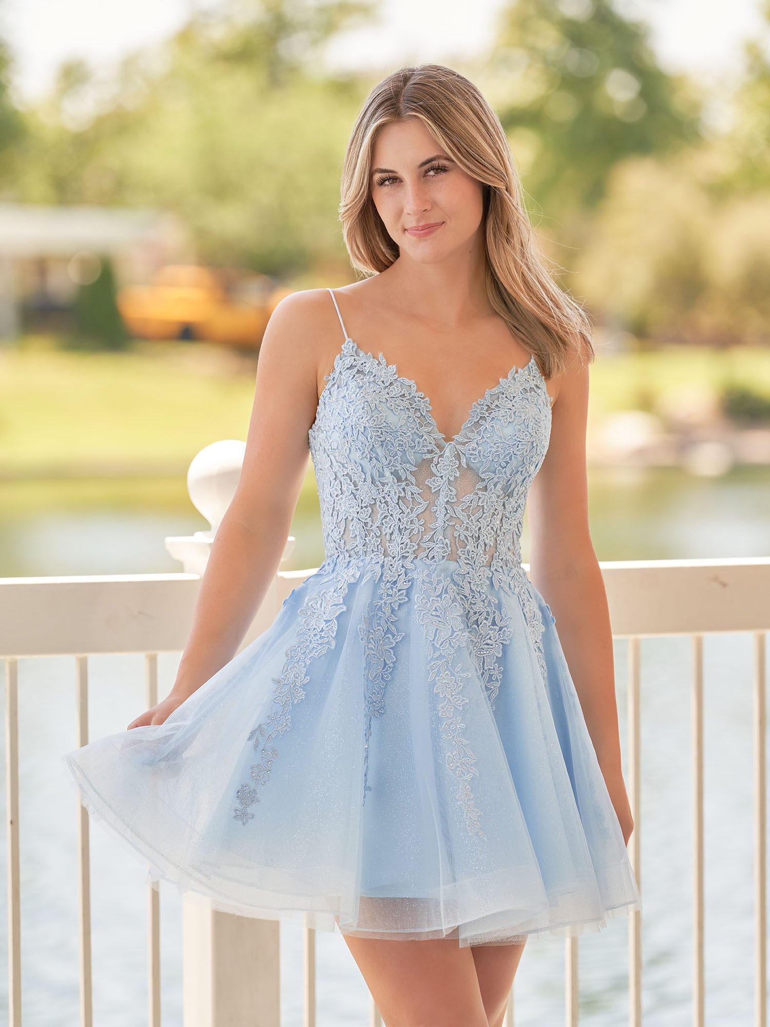 Vestido de fiesta de bienvenida de corte A con tirantes finos, encaje azul celeste y apliques