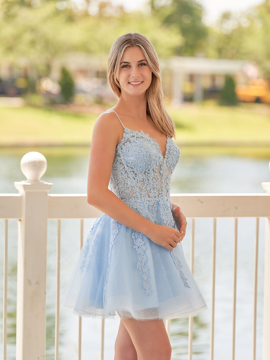 Vestido de fiesta de bienvenida de corte A con tirantes finos, encaje azul celeste y apliques