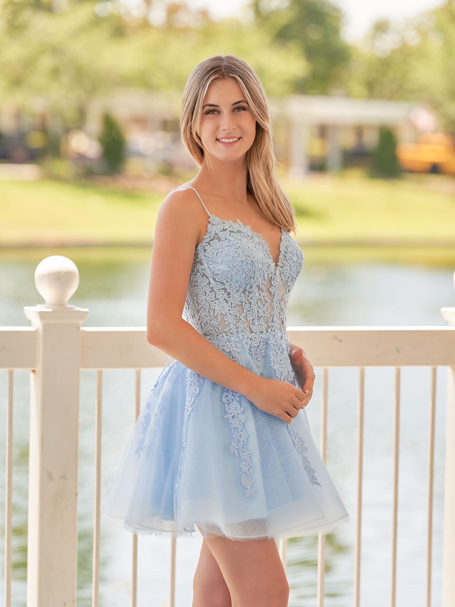 Vestido de fiesta de bienvenida de corte A con tirantes finos, encaje azul celeste y apliques