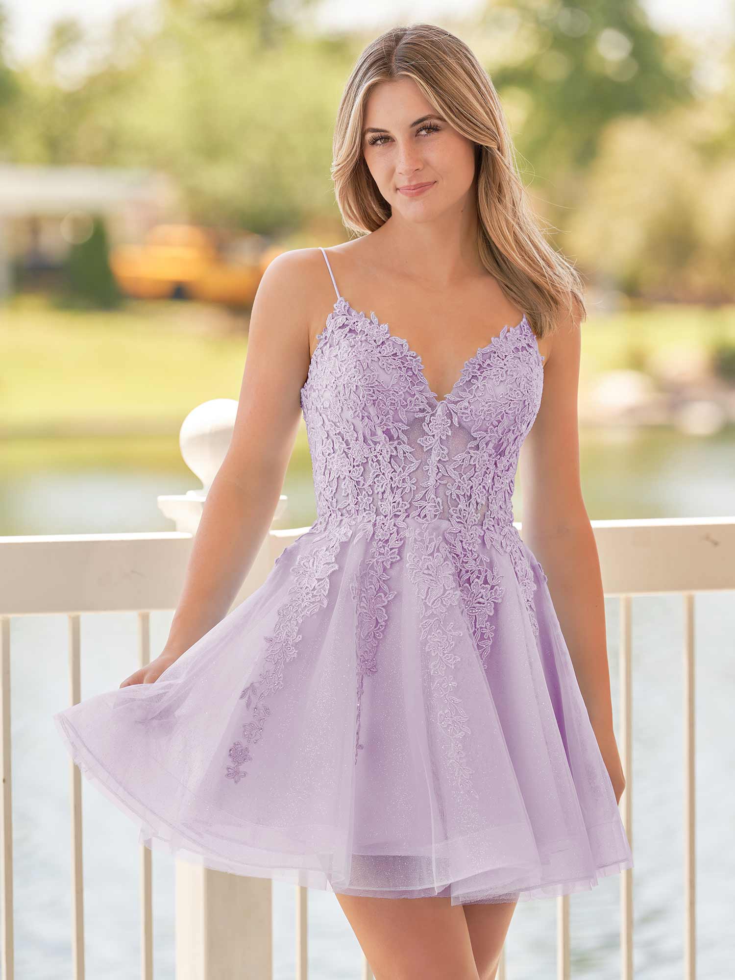 Vestido de fiesta de bienvenida de corte A con tirantes finos, encaje azul celeste y apliques