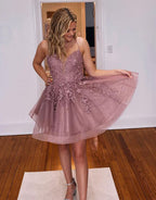 Vestido de fiesta lila con apliques de corte en A
