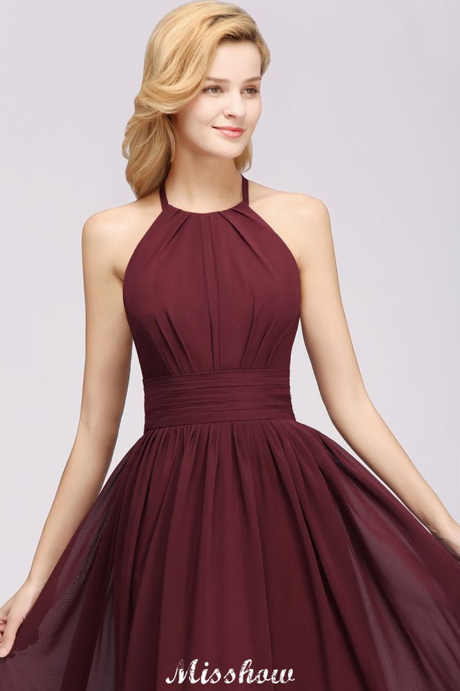 Vestido largo de noche de gasa con apliques, cuello halter, sin mangas y largo hasta el suelo, con volantes y corte en A.