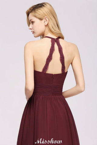 Vestido largo de noche de gasa con apliques, cuello halter, sin mangas y largo hasta el suelo, con volantes y corte en A.