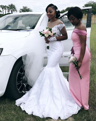 Vestido de novia sirena con apliques de tul transparente y pliegues.