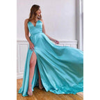 Vestido de fiesta sencillo de satén color aguamarina con escote en V, tirantes finos y corte A con abertura 