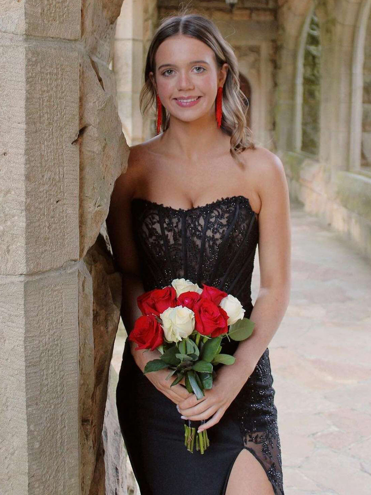 Arabelle | Vestido largo de fiesta negro sin tirantes con apliques estilo sirena y abertura