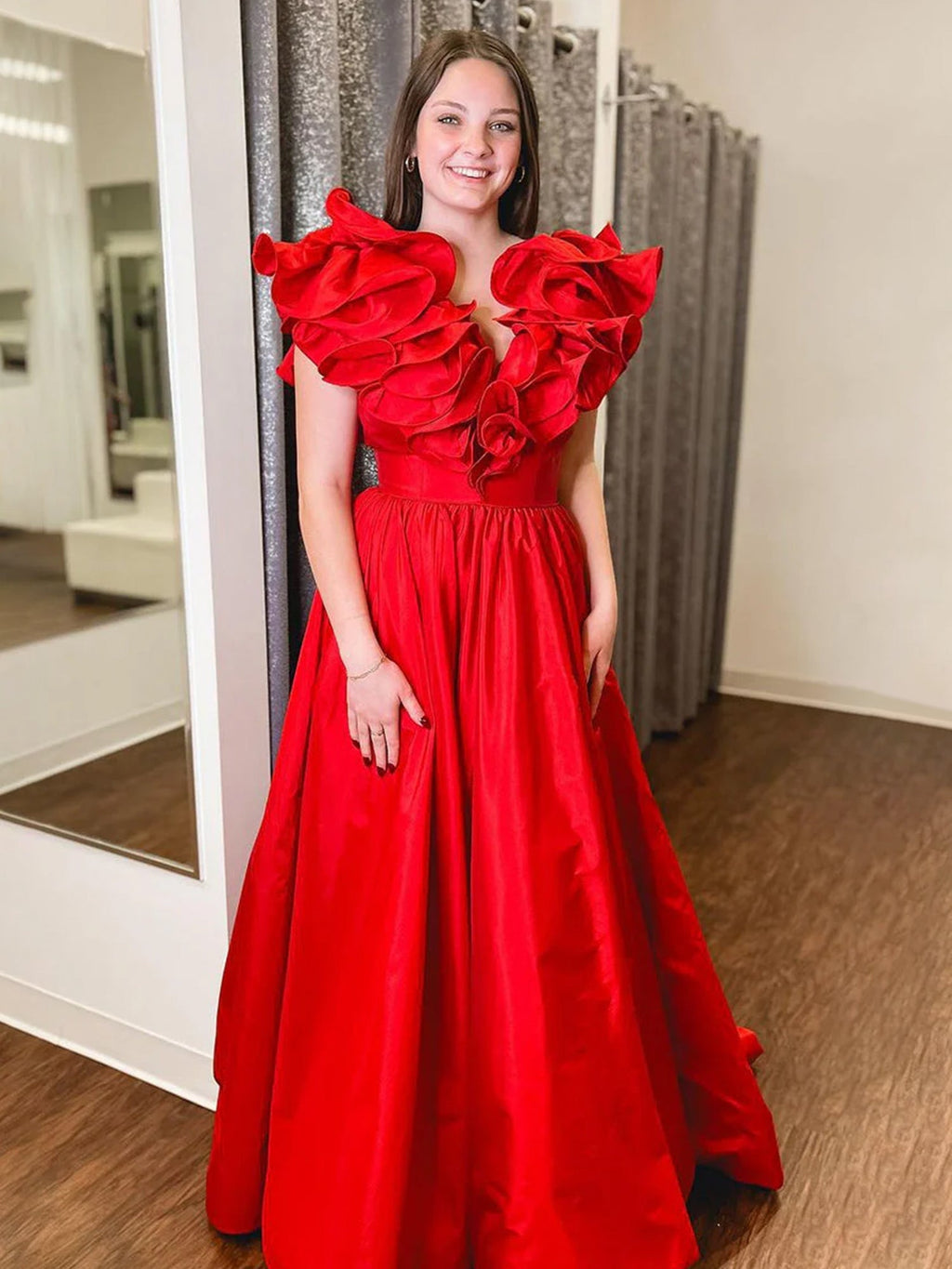Arden | Vestidos largos de fiesta de satén rojo con volantes, escote en V y corte en A