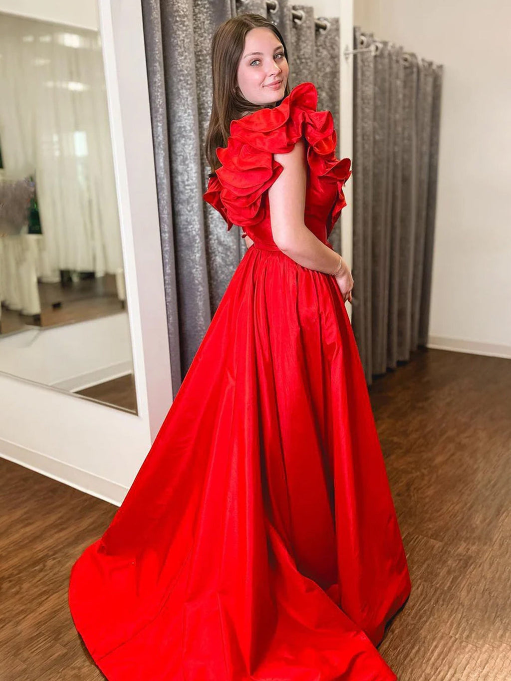 Arden | Vestidos largos de fiesta de satén rojo con volantes, escote en V y corte en A