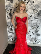 Arvin | Vestido largo de fiesta rojo de sirena sin tirantes con apliques de encaje y lazo