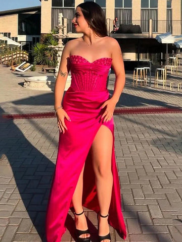 Astraea | Robe de bal longue sirène bleue sans bretelles, ornée de perles et de fronces, avec fente