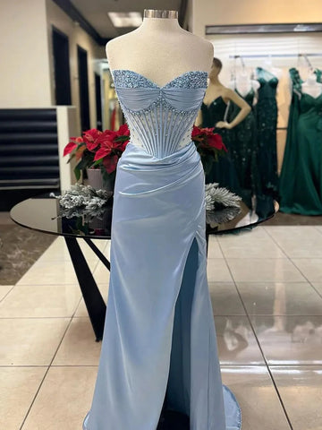 Astraea | Robe de bal longue sirène bleue sans bretelles, ornée de perles et de fronces, avec fente