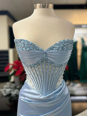 Astraea | Robe de bal longue sirène bleue sans bretelles, ornée de perles et de fronces, avec fente