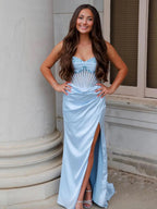 Astraea | Robe de bal longue sirène bleue sans bretelles, ornée de perles et de fronces, avec fente