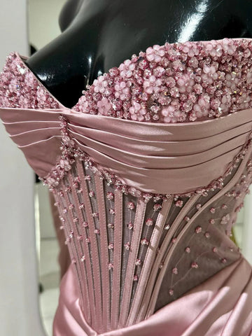 Astraea | Robe de bal longue sirène bleue sans bretelles, ornée de perles et de fronces, avec fente