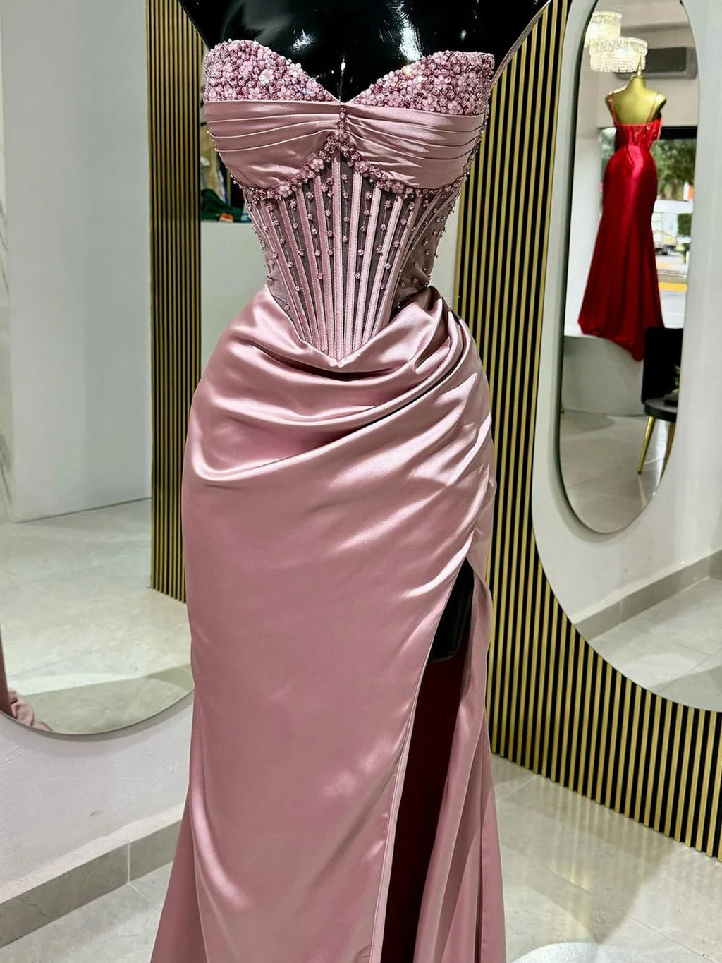 Astraea | Robe de bal longue sirène bleue sans bretelles, ornée de perles et de fronces, avec fente