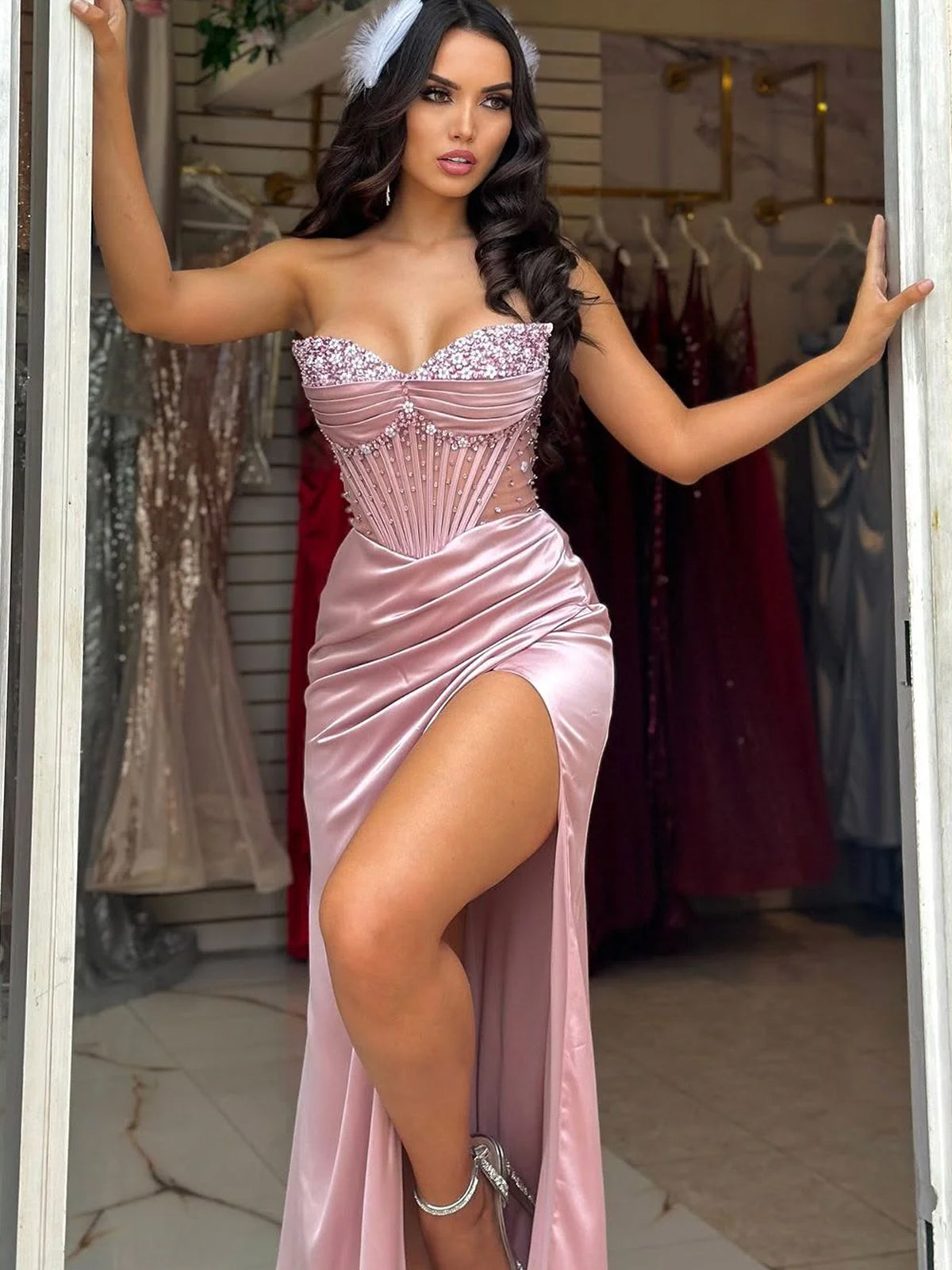 Astraea | Robe de bal longue sirène bleue sans bretelles, ornée de perles et de fronces, avec fente
