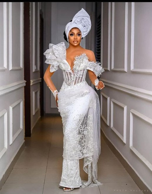 Robe de bal asymétrique sirène en dentelle, ornée de perles luxueuses, coupe ajustée.