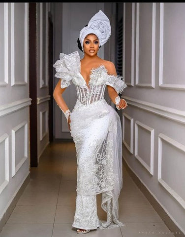 Robe de bal asymétrique sirène en dentelle, ornée de perles luxueuses, coupe ajustée.