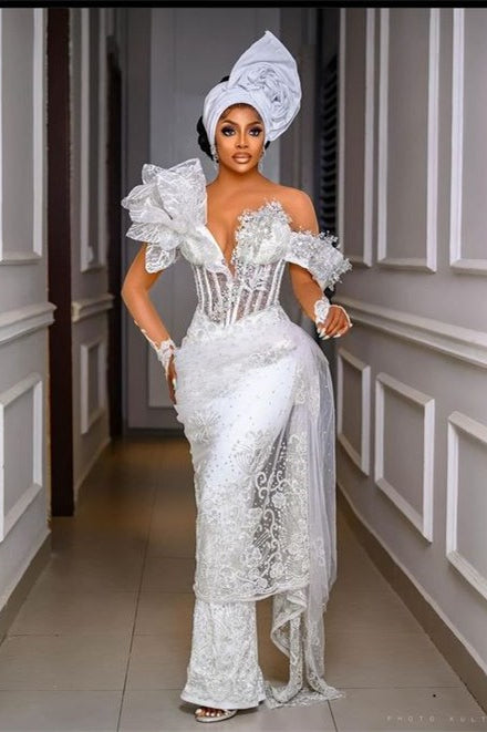 Robe de bal asymétrique sirène en dentelle, ornée de perles luxueuses, coupe ajustée.