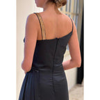 Vestido de noche largo de satén con cortes fruncidos y asimétricos para graduación