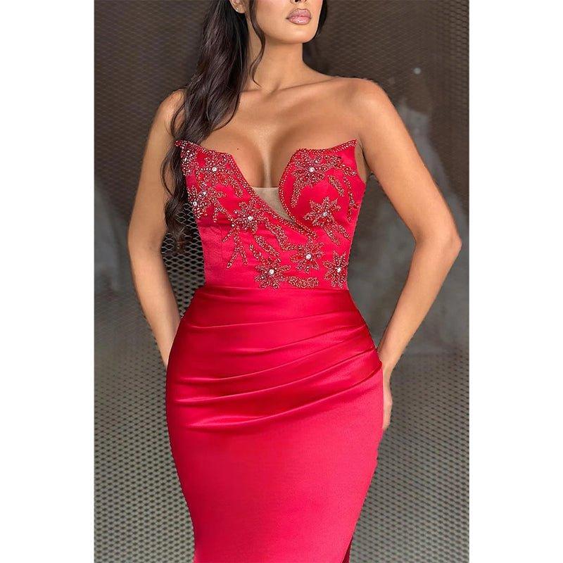 Robe de soirée asymétrique sans bretelles avec fente latérale 