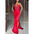 Robe de soirée asymétrique sans bretelles avec fente latérale 