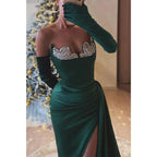 Robe de soirée asymétrique sans bretelles, plissée et perlée, avec fente latérale 