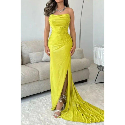 Atractivo vestido de fiesta sencillo, sin tirantes, plisado y con cola larga