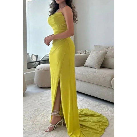 Atractivo vestido de fiesta sencillo, sin tirantes, plisado y con cola larga