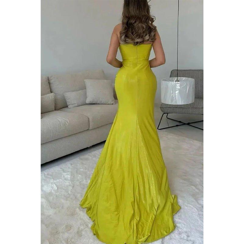 Atractivo vestido de fiesta sencillo, sin tirantes, plisado y con cola larga