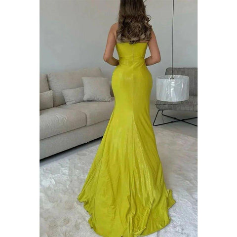 Atractivo vestido de fiesta sencillo, sin tirantes, plisado y con cola larga